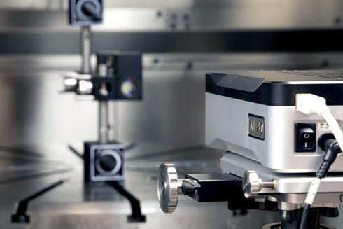 XL-80 lazer interferometre ve optikleri, bir tezgah üzerinde test gerçekleştiriyor